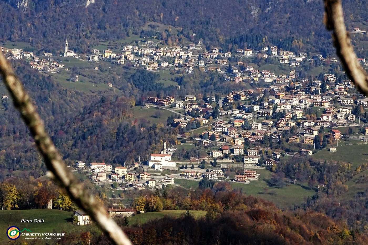 35 Dalla Corna Bianca zoom verso Costa Serina (in primo piano)  e Cornalba (in secondo piano).JPG